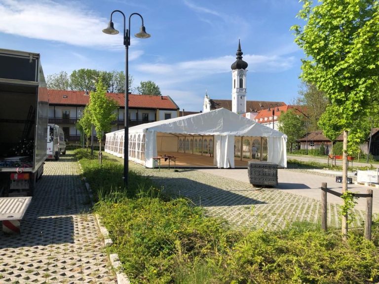 Festzelt-Aufbau in der Ortsmitte vor der Kirche, GS EVENTS