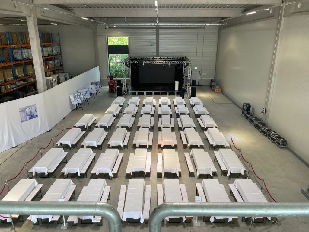 Firmenevent in der Halle mit Bühne, Lichttechnik und Festgarnituren, GS EVENTS