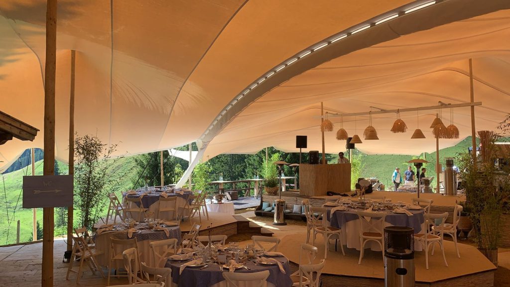 Gekoppelte Stretchzelte mit Bar und Tischen, GS EVENTS