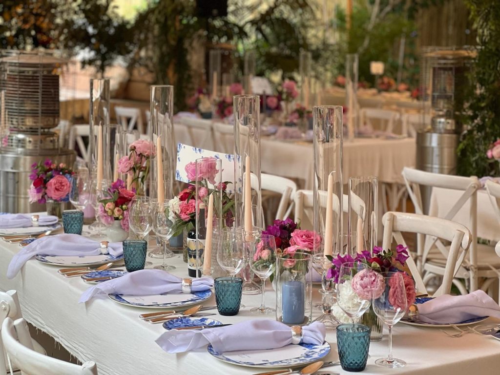 Festlich gedeckte Hochzeitstafel mit Blumen und Kerzen, GS EVENTS
