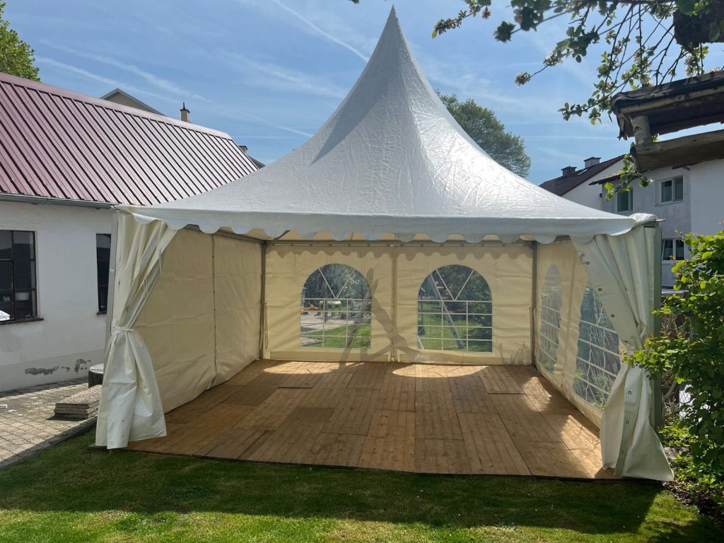 Pagodenzelt mit Holzboden und Seitenwänden im Garten, GS EVENTS
