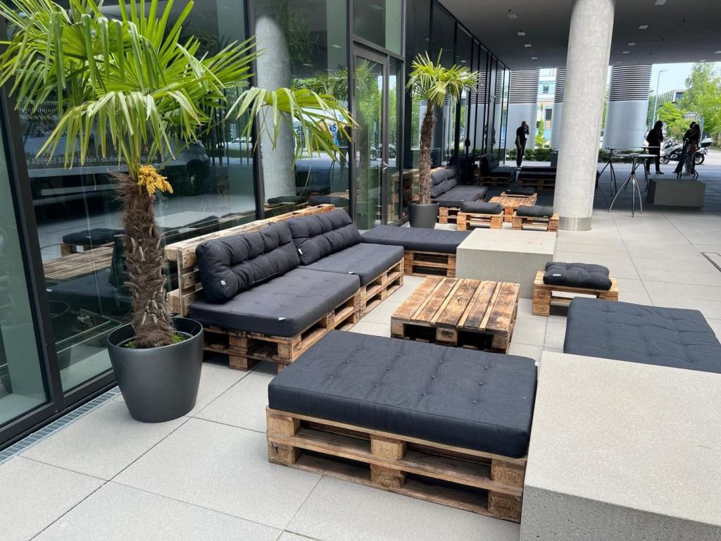 Palettenlounge mit Palmen beim Firmenevent, GS EVENTS Mietmöbel