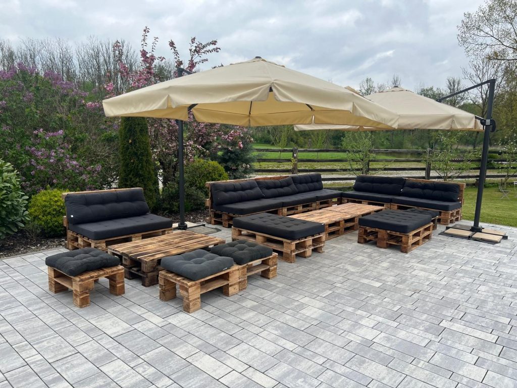 Palettenlounge mit Sonnenschirmen auf einer Gartenterrasse, GS EVENTS