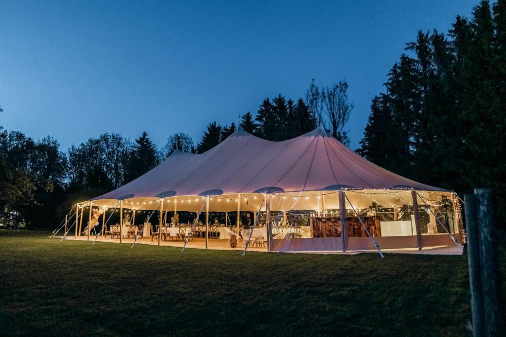Großes Sailcloth-Zelt mit 305 qm in der Dämmerung, GS EVENTS