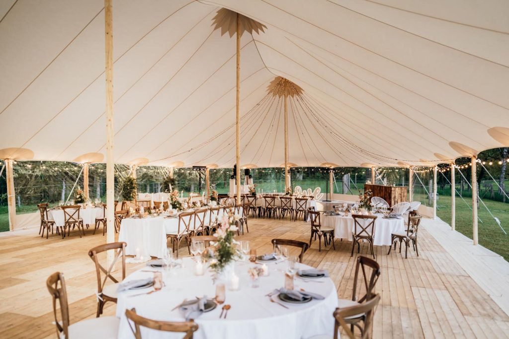 Sailcloth-Zelt bei einer Hochzeit, Blick ins Innere mit gedeckten Tafeln, GS EVENTS