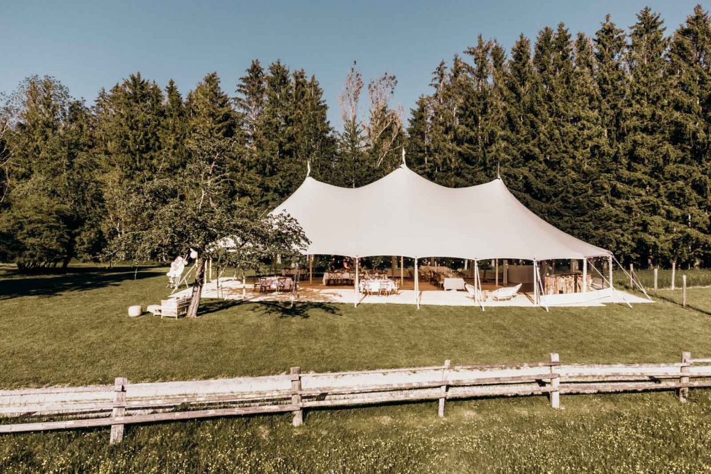 Sailcloth-Zelt auf einer Wiese am Waldrand, GS EVENTS