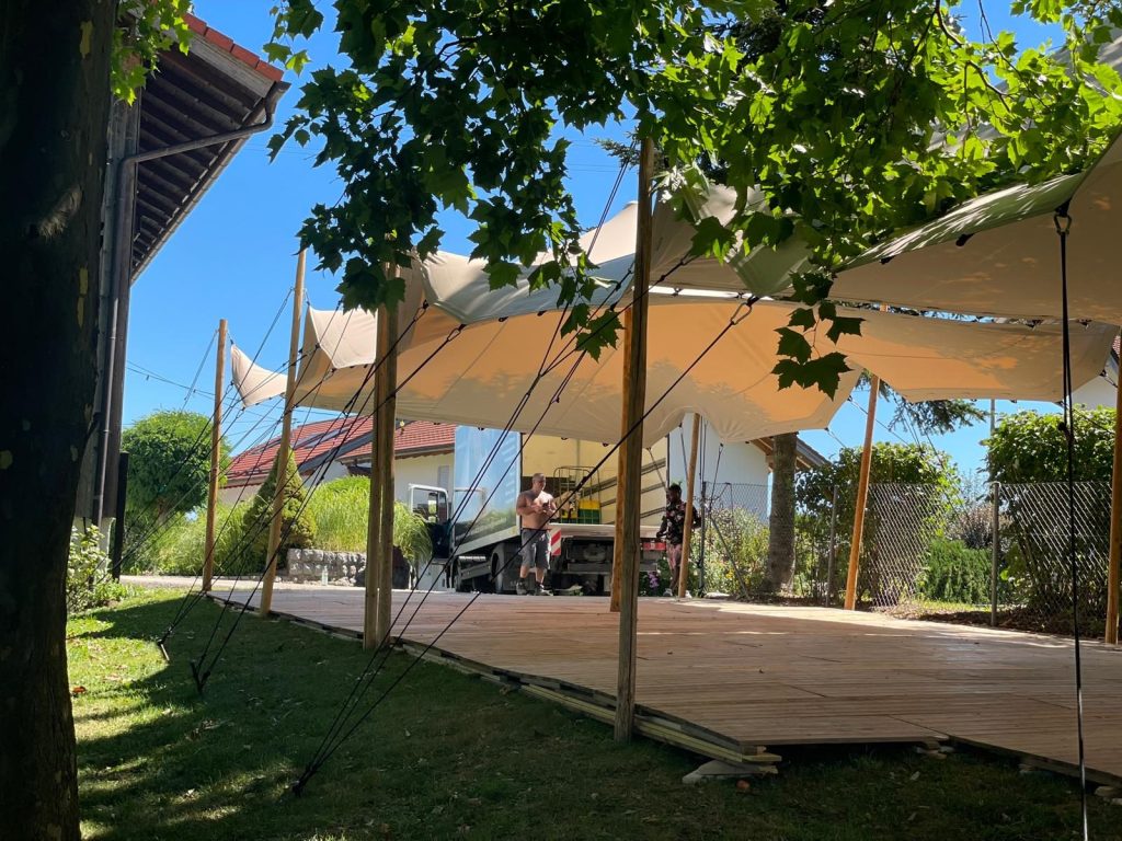 Stretchzelt-Aufbau mit Holzboden und LKW von GS EVENTS, GS EVENTS