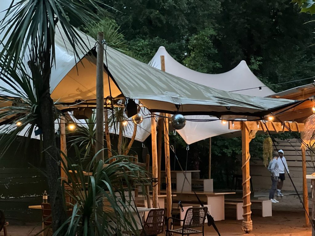 Stretchzelt als Beachbar am Abend mit Lichterketten, GS EVENTS