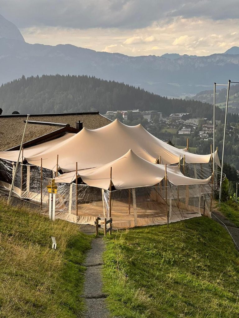 Stretchzelt-Aufbau in den Bergen mit Seitenwänden, GS EVENTS