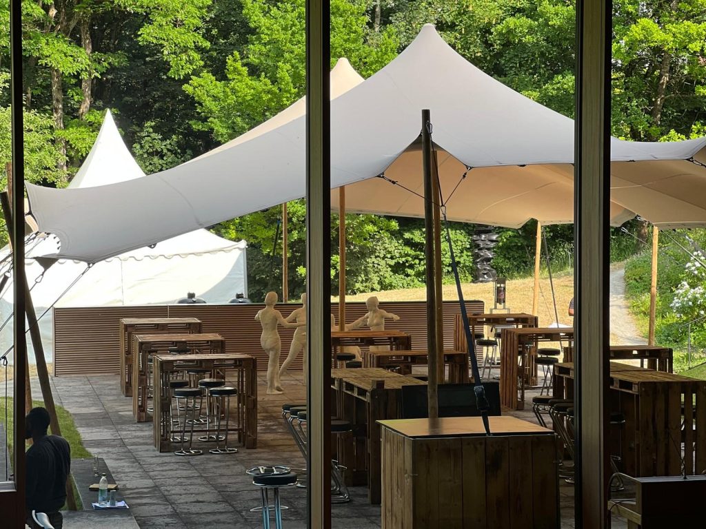 Stretchzelt für eine Firmenfeier im Garten mit Paletten-Stehtischen, GS EVENTS