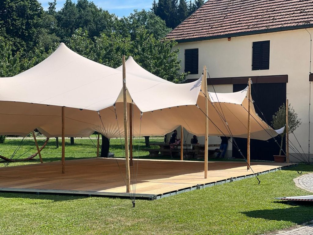 Stretchzelt mit Holzboden auf einem Hof, GS EVENTS